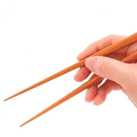 Let's learn the correct way to use chopsticks. Laten we leren hoe je op de juiste manier eetstokjes gebruikt.