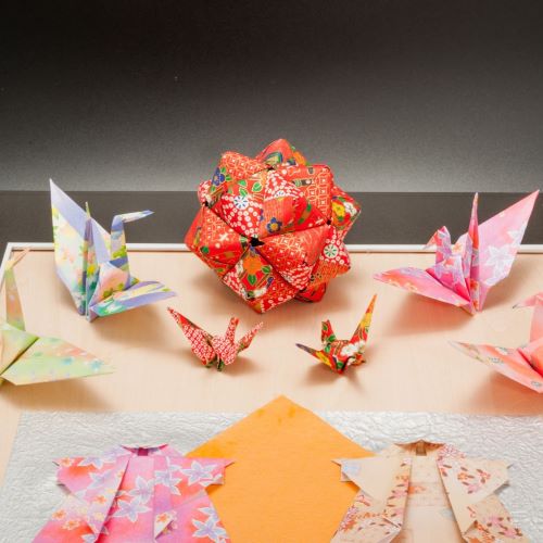 Let's enjoy traditional Japanese origami.Laten we genieten van traditioneel Japans origami.